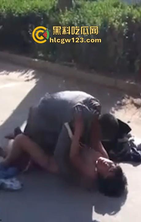 大爷大妈马路边激情做爱 被围观群众怼脸拍摄 吓的大爷连忙起身提裤子 大妈全裸状态还一脸懵逼!-5