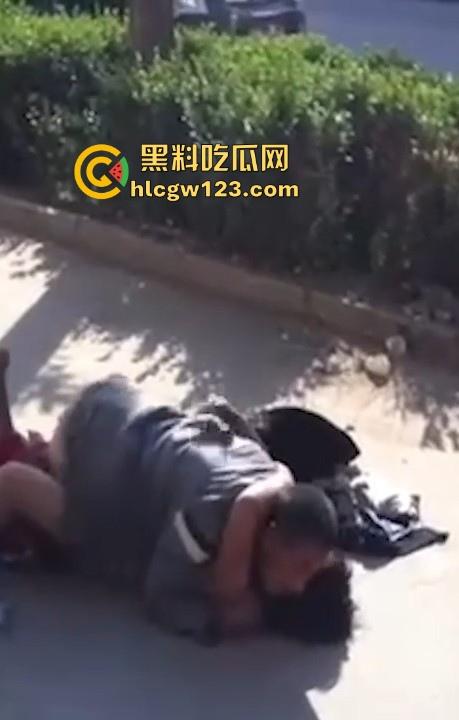 大爷大妈马路边激情做爱 被围观群众怼脸拍摄 吓的大爷连忙起身提裤子 大妈全裸状态还一脸懵逼!-6