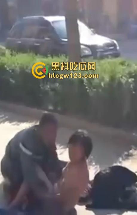 大爷大妈马路边激情做爱 被围观群众怼脸拍摄 吓的大爷连忙起身提裤子 大妈全裸状态还一脸懵逼!-8