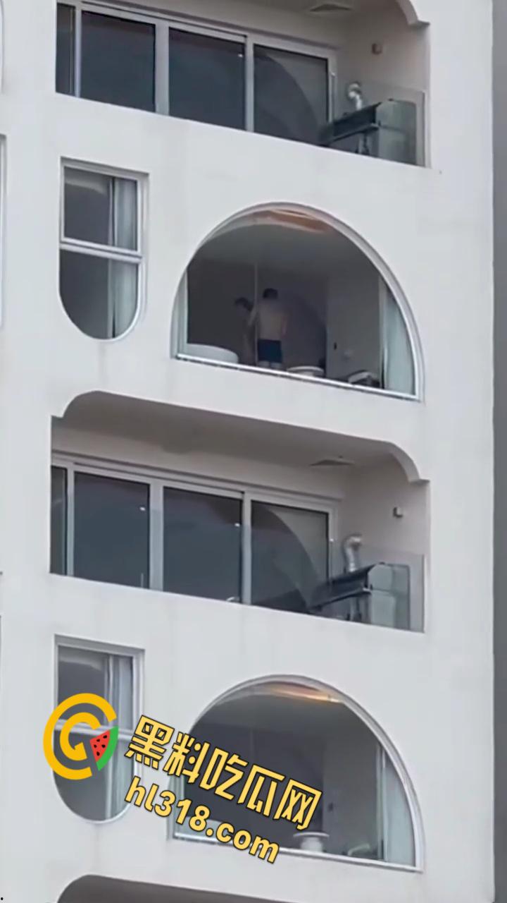 有钱人真会玩,打炮都不拉窗帘的,白嫩身材趴在玻璃后入,双月湾的风景真不错啊 !-5