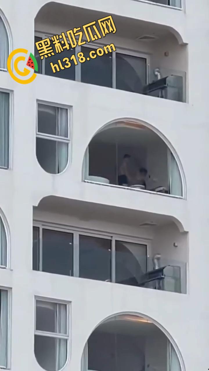 有钱人真会玩,打炮都不拉窗帘的,白嫩身材趴在玻璃后入,双月湾的风景真不错啊 !-7