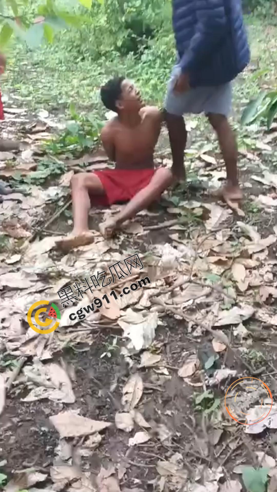 墨西哥毒枭残暴行径：年轻帮派成员遭野外肢解处决，鲜血四溅，画面极度血腥恶心，胆小者勿点-1