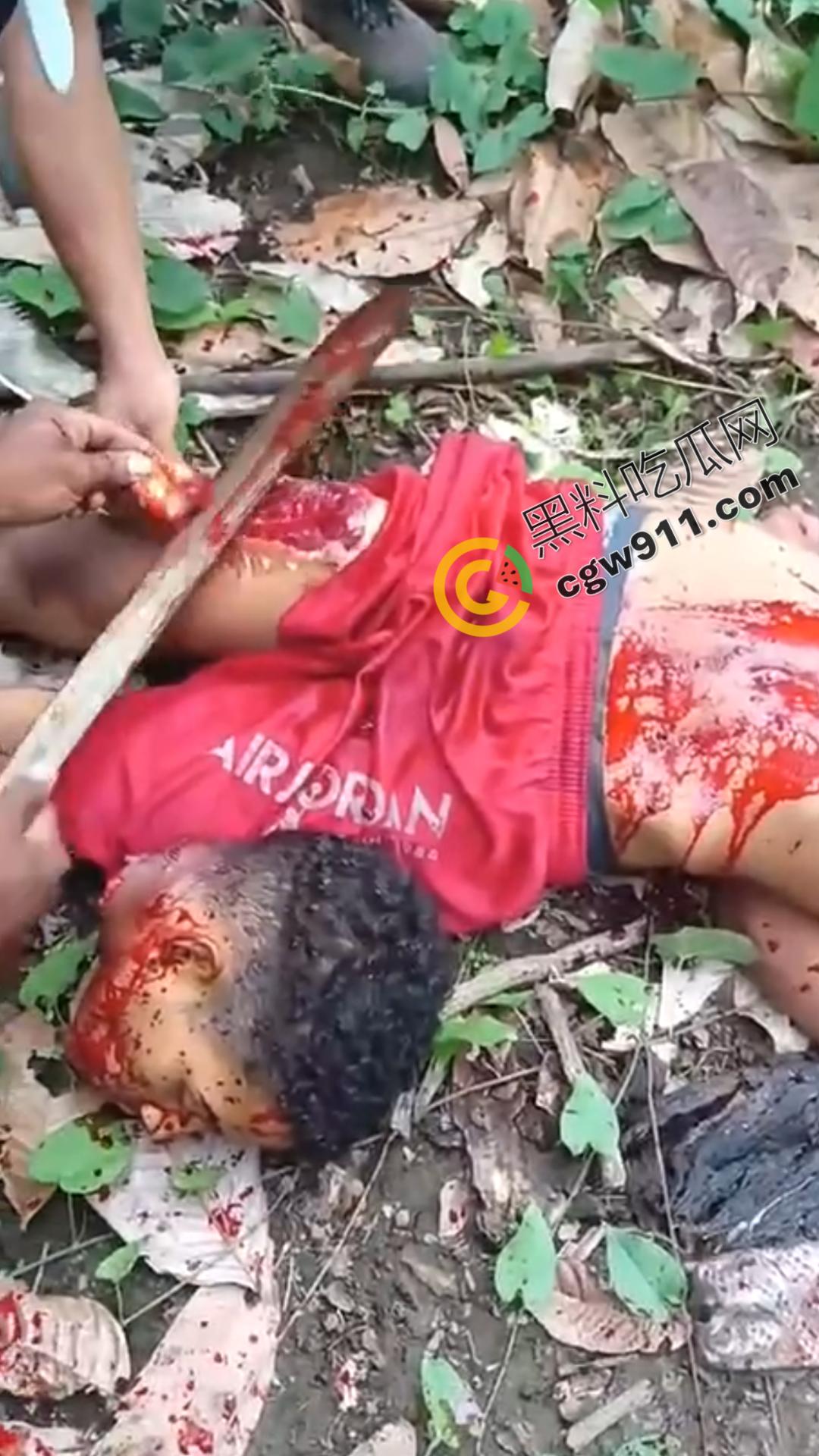 墨西哥毒枭残暴行径：年轻帮派成员遭野外肢解处决，鲜血四溅，画面极度血腥恶心，胆小者勿点-4