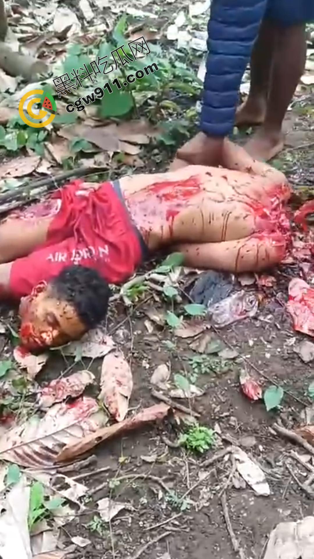 墨西哥毒枭残暴行径：年轻帮派成员遭野外肢解处决，鲜血四溅，画面极度血腥恶心，胆小者勿点-5