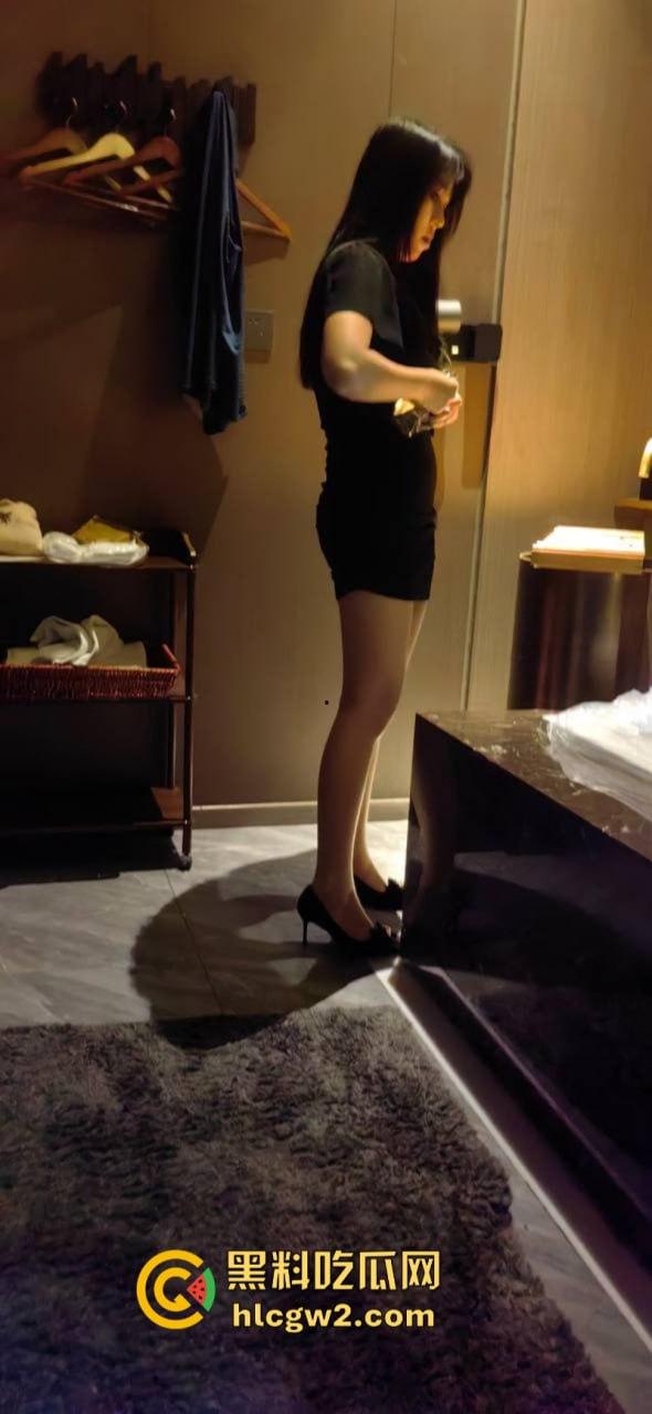 巨乳长腿女技师太迷人 大哥当场展雄峰 肉棒支起小帐篷 压都压不住！-2