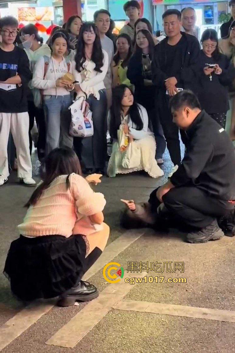 湖南大学城章鱼小丸子事件，两女子因出餐慢怒砸摊位，推倒七旬奶奶致脑梗，摊主儿子哭诉怒喷“泼妇蛮横”！-3