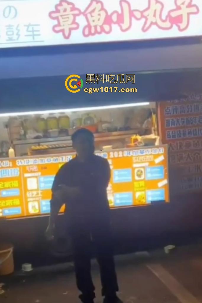 湖南大学城章鱼小丸子事件，两女子因出餐慢怒砸摊位，推倒七旬奶奶致脑梗，摊主儿子哭诉怒喷“泼妇蛮横”！-8