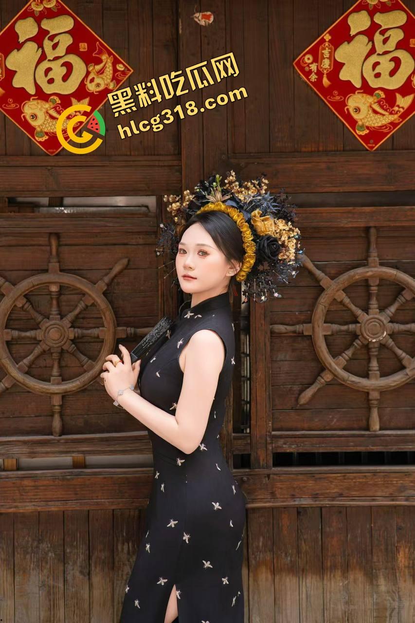 谁能想到吃个瓦匠烤鱼都能碰到厕所操逼，外面收瓶子里面打桩啪啪声盖过店里音乐，骚货一声不吭！-3