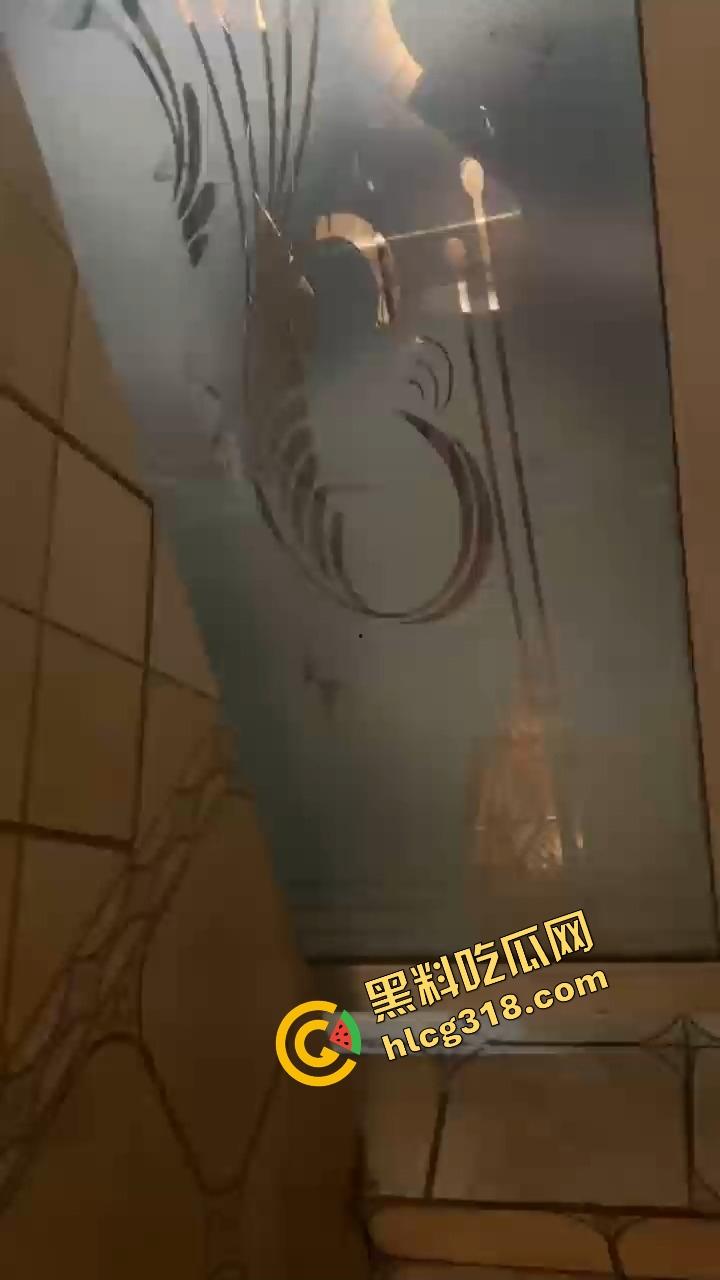 谁能想到吃个瓦匠烤鱼都能碰到厕所操逼，外面收瓶子里面打桩啪啪声盖过店里音乐，骚货一声不吭！-7