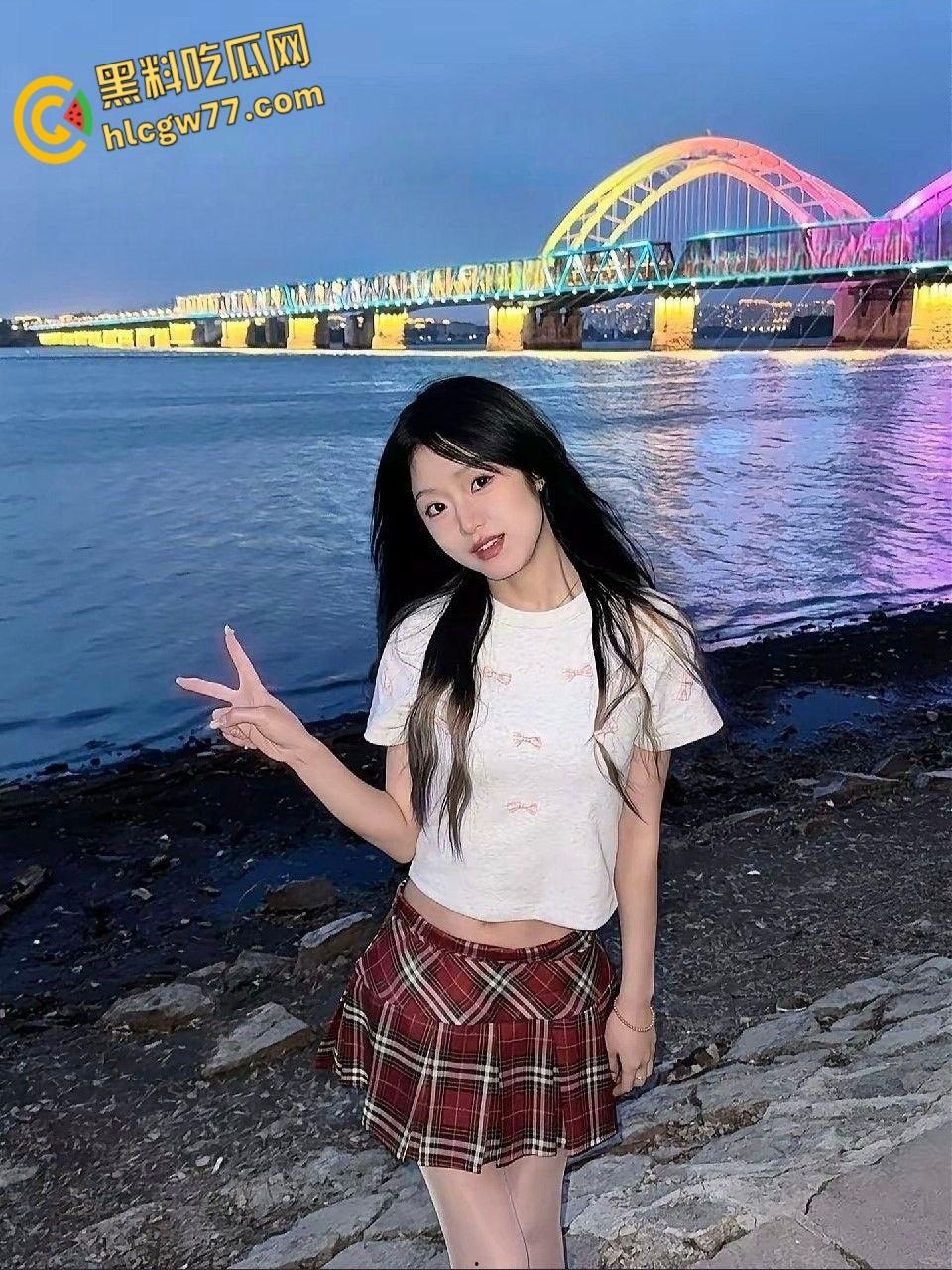 清纯短裙萌妹秒变反差淫娃！情趣内衣裹美乳，超神口活口爆狂喷，啪啪高潮爽到炸裂！-2