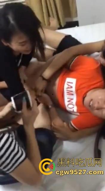 出门在外,注意安全！一大群骚逼硬脱大哥裤子，想看的粗大屌，不是哥们这都不遵循妇女意愿吗？-6