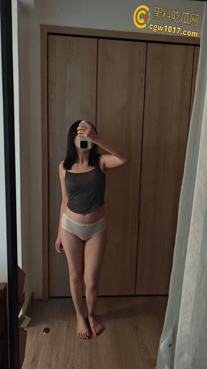 上海反差学生妹【李斯婷】表面清纯女神实则风骚母狗,白虎骚穴自慰猛插,白浆直流!-4