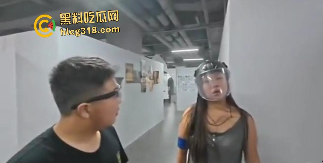 抖音【胖小悦】真人CS故意打人耍赖!黑衣侠见义勇为和胖妞男友起冲突!小仙女打不得?-6