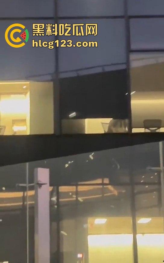 腾讯大厦38楼会议室变炮房！加班加到直接开干，楼下吃瓜群众围观全程！-15