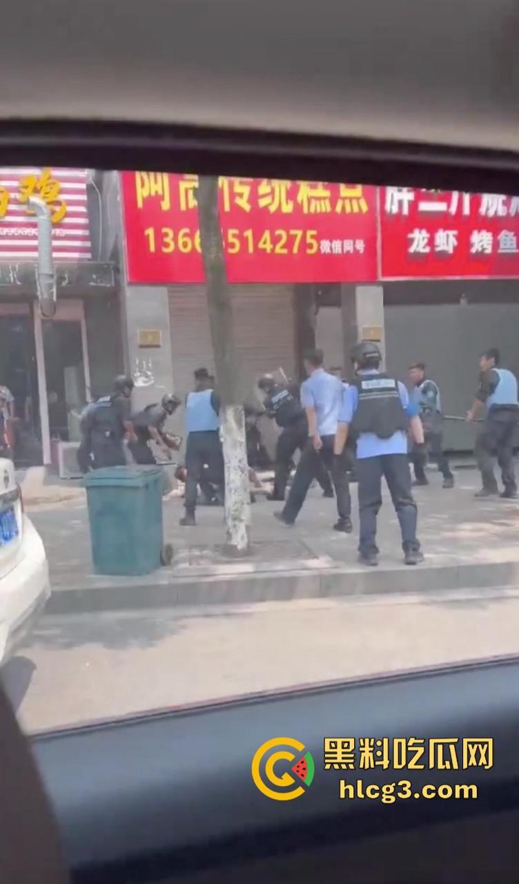 狠起来连自己都捅！浙江湖州市大街上连捅自己数刀 警方合力当场将其制服-3