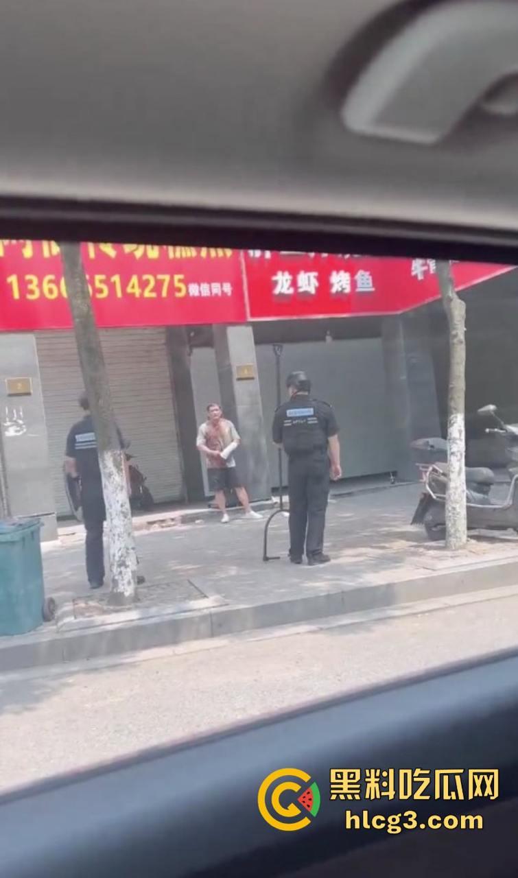 狠起来连自己都捅！浙江湖州市大街上连捅自己数刀 警方合力当场将其制服-5