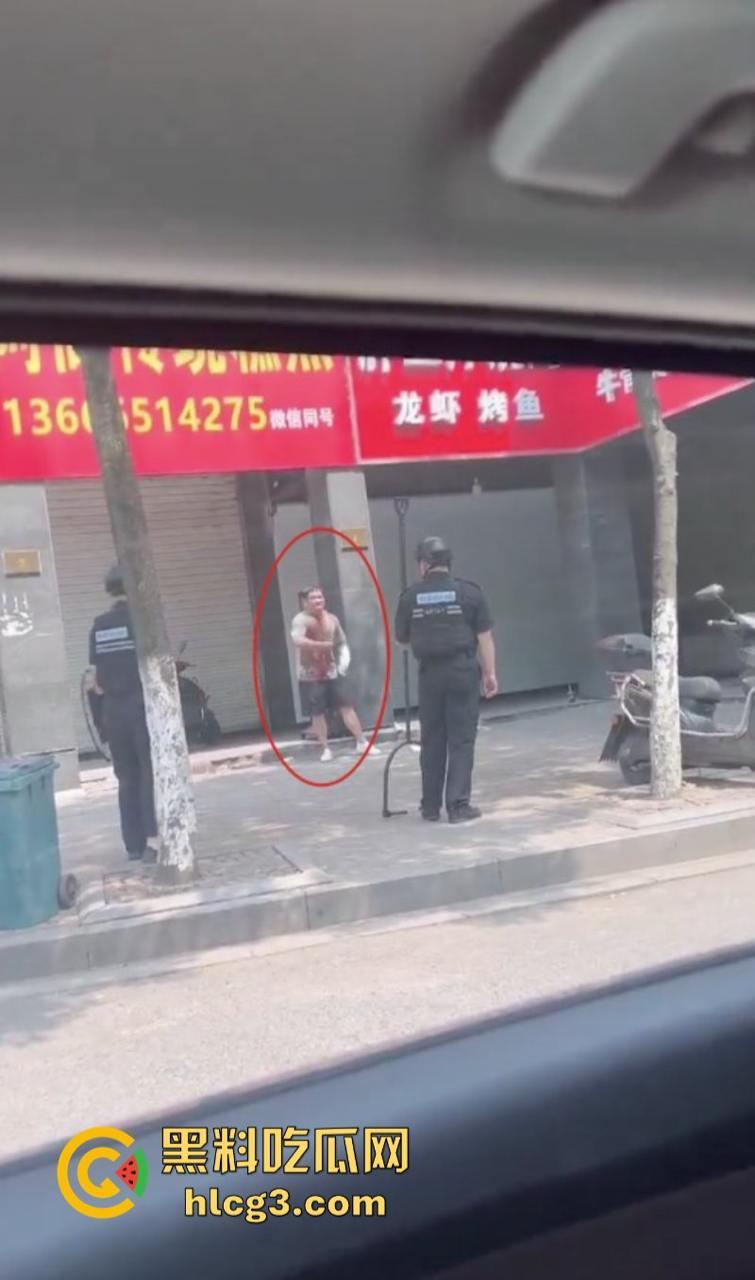 狠起来连自己都捅！浙江湖州市大街上连捅自己数刀 警方合力当场将其制服-8