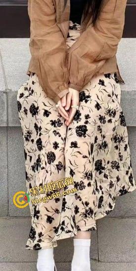 徐州工程学院校花『李婉钰』以撸猫为幌子，被学长骗出爆插内射全程偷拍，粉嫩骚穴被操到喷水！-1