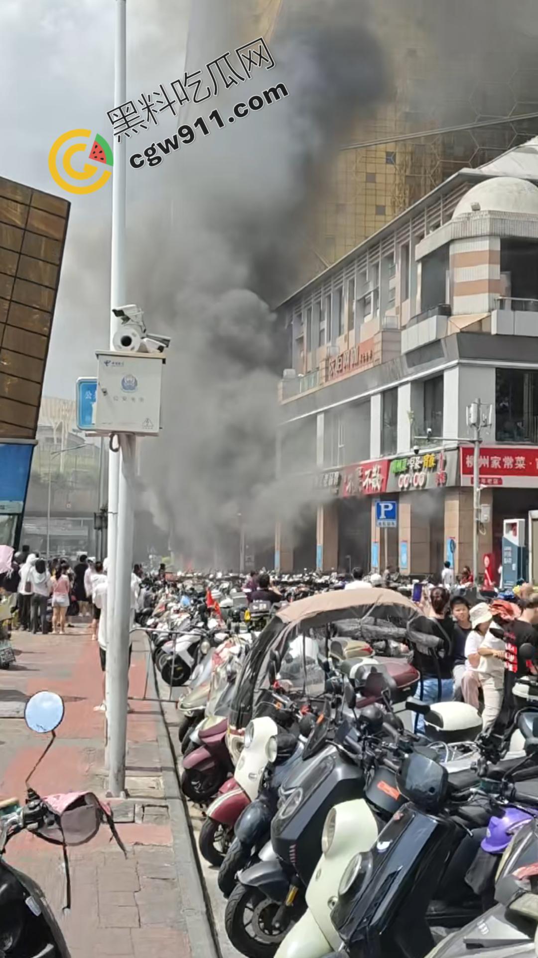 柳州曙光中路门面熊熊烈火爆炸,疯狂火舌肆虐,惊心动魄!消防救援迅速,国庆安全隐患值得深思-1