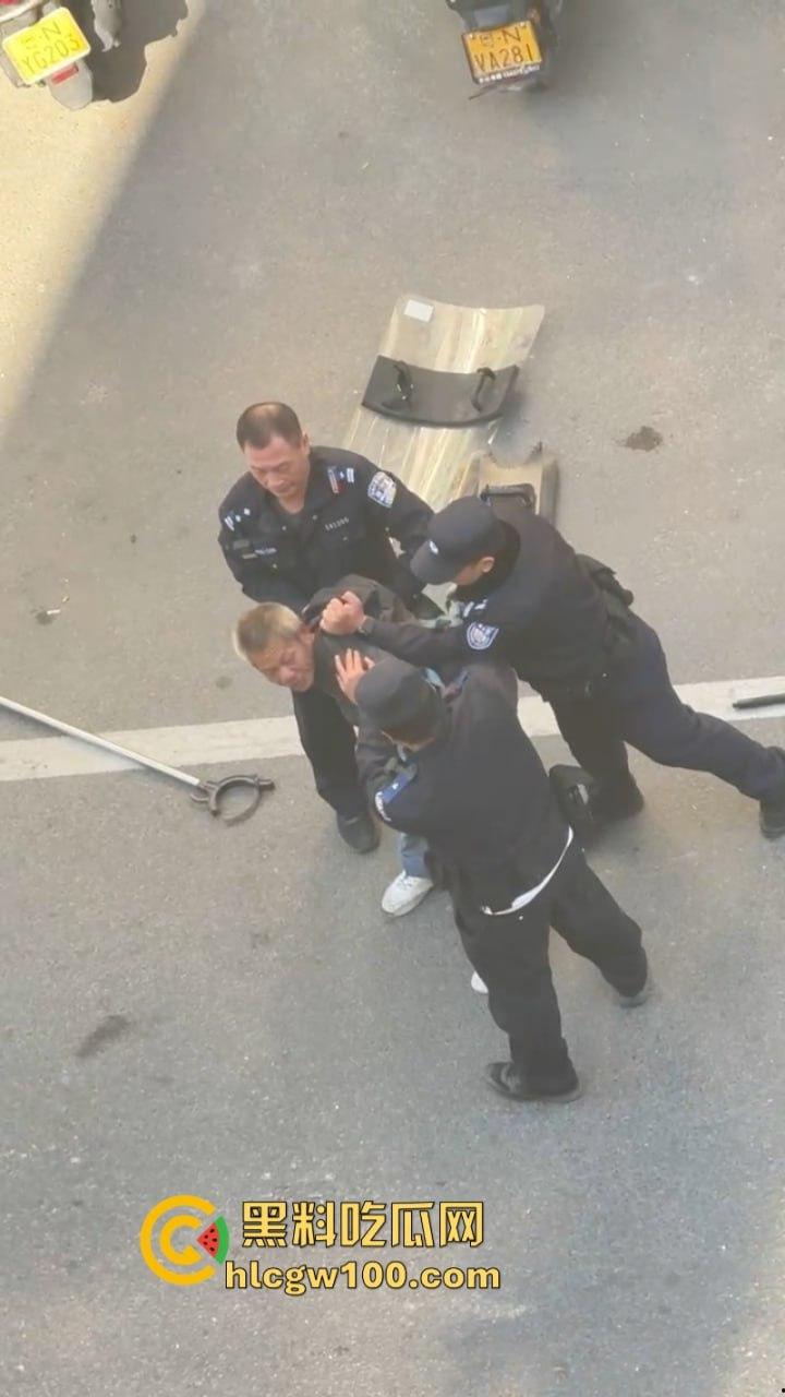 大爷不语只想砍人 汕尾市海丰县单身老头当街挥刀泄愤吓坏路人 疑似故意混牢饭?-1