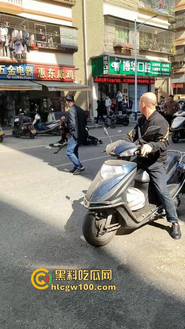 大爷不语只想砍人 汕尾市海丰县单身老头当街挥刀泄愤吓坏路人 疑似故意混牢饭?-3