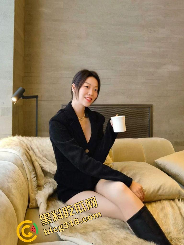 这种花式口交你敢试？妹子躺着含大屌，角度拉满直接通到底鸡巴进出畅通无阻，深喉快感头皮发麻！-5