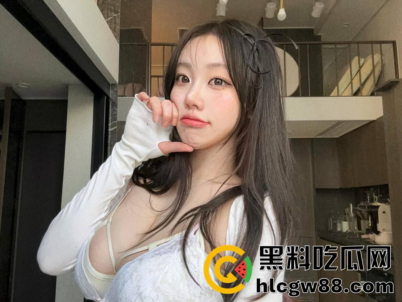 湖州高颜值反差女大【田甜】奶子大如吊钟，极品身材裸舞手势挑逗，正义奶波荡漾！-9