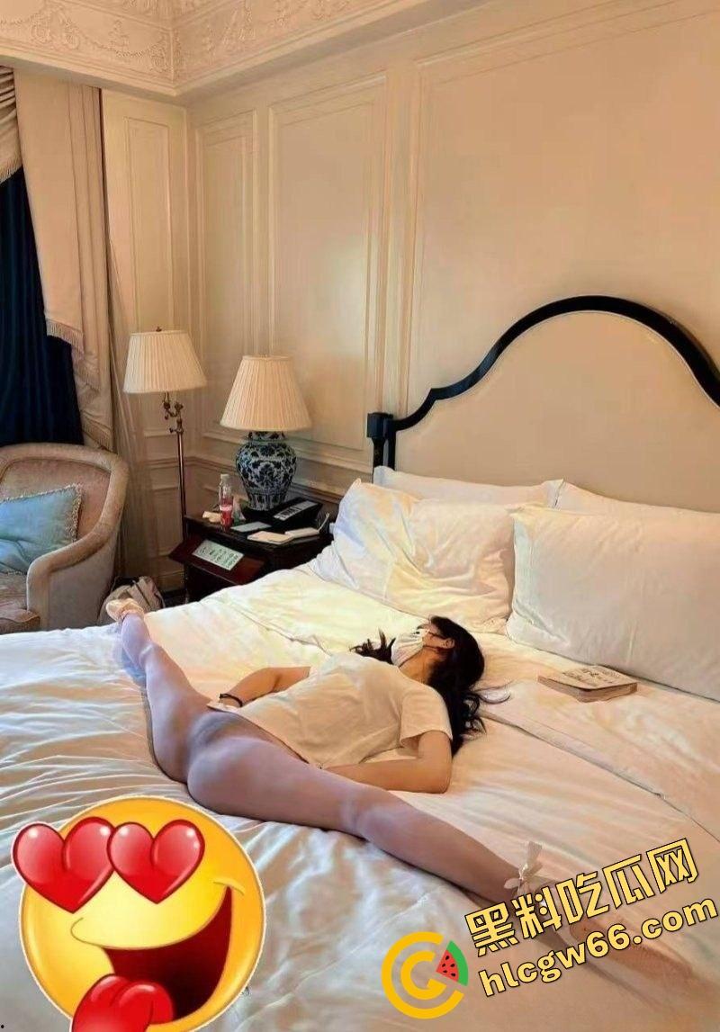 四川大学锦江学院舞蹈系校花『罗钰爽』白丝上阵，趴地上给评委爆插粉嫩小穴，老师操我一次不够！-7