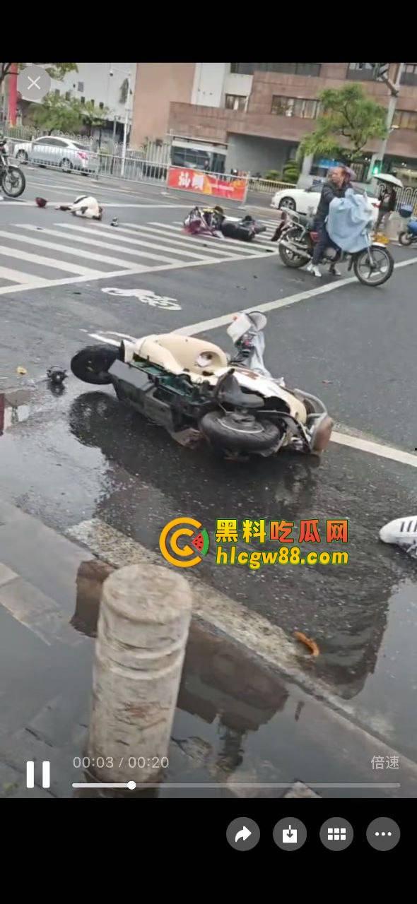 汕头金沙公园惊现飞人现场，尼桑司机神操作，一脚油门把人撞飞五六米，现场目击者吓懵！-1