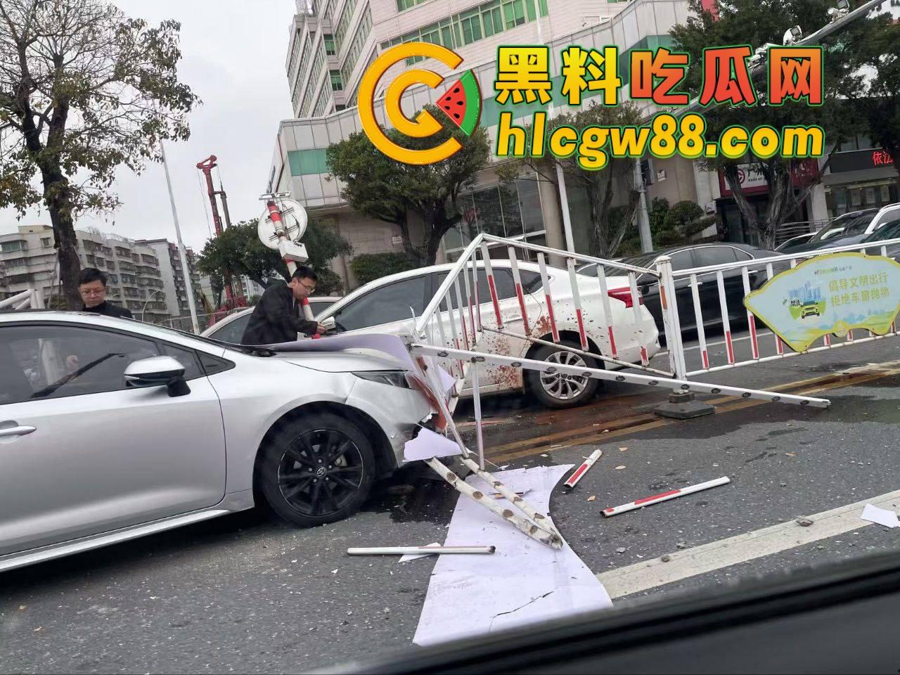 汕头金沙公园惊现飞人现场，尼桑司机神操作，一脚油门把人撞飞五六米，现场目击者吓懵！-3