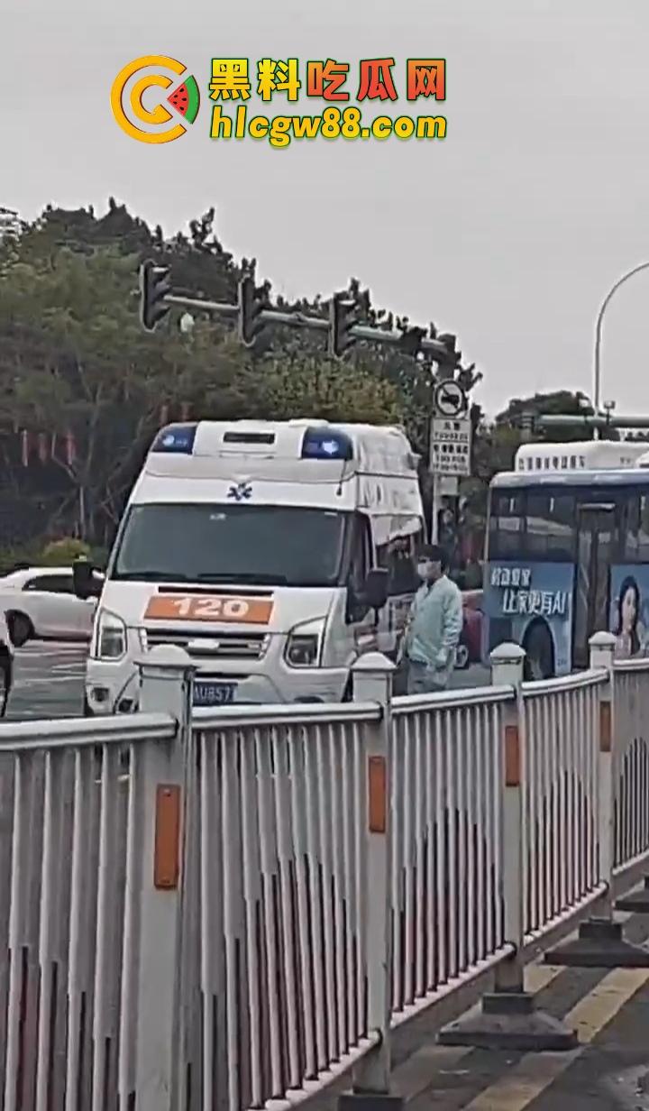 汕头金沙公园惊现飞人现场，尼桑司机神操作，一脚油门把人撞飞五六米，现场目击者吓懵！-5