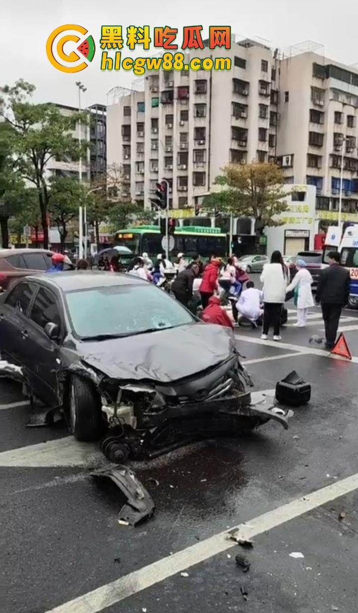 汕头金沙公园惊现飞人现场，尼桑司机神操作，一脚油门把人撞飞五六米，现场目击者吓懵！-7