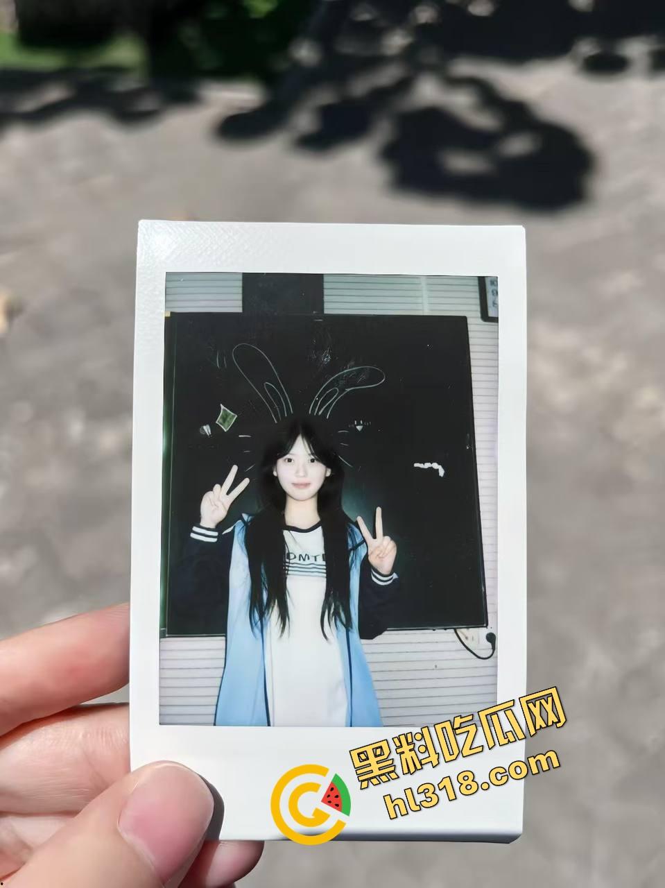 干爹把萝莉干女儿当筹码送合作伙伴，软妹身材娇小被提起直接操，干爹看傻眼年轻体力就是不一样！-4