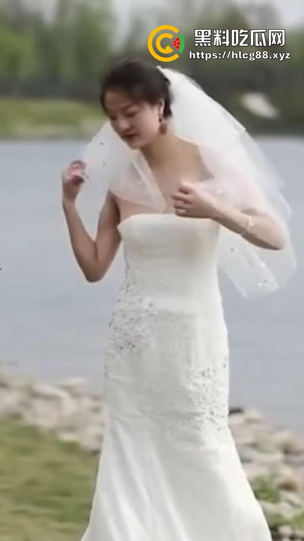 摄影师操眼新娘婚纱外拍,红樱桃奶子甩光,摆骚姿嫩逼勾魂,新娘还在那深情摆POSE毫不知自己走光!-3