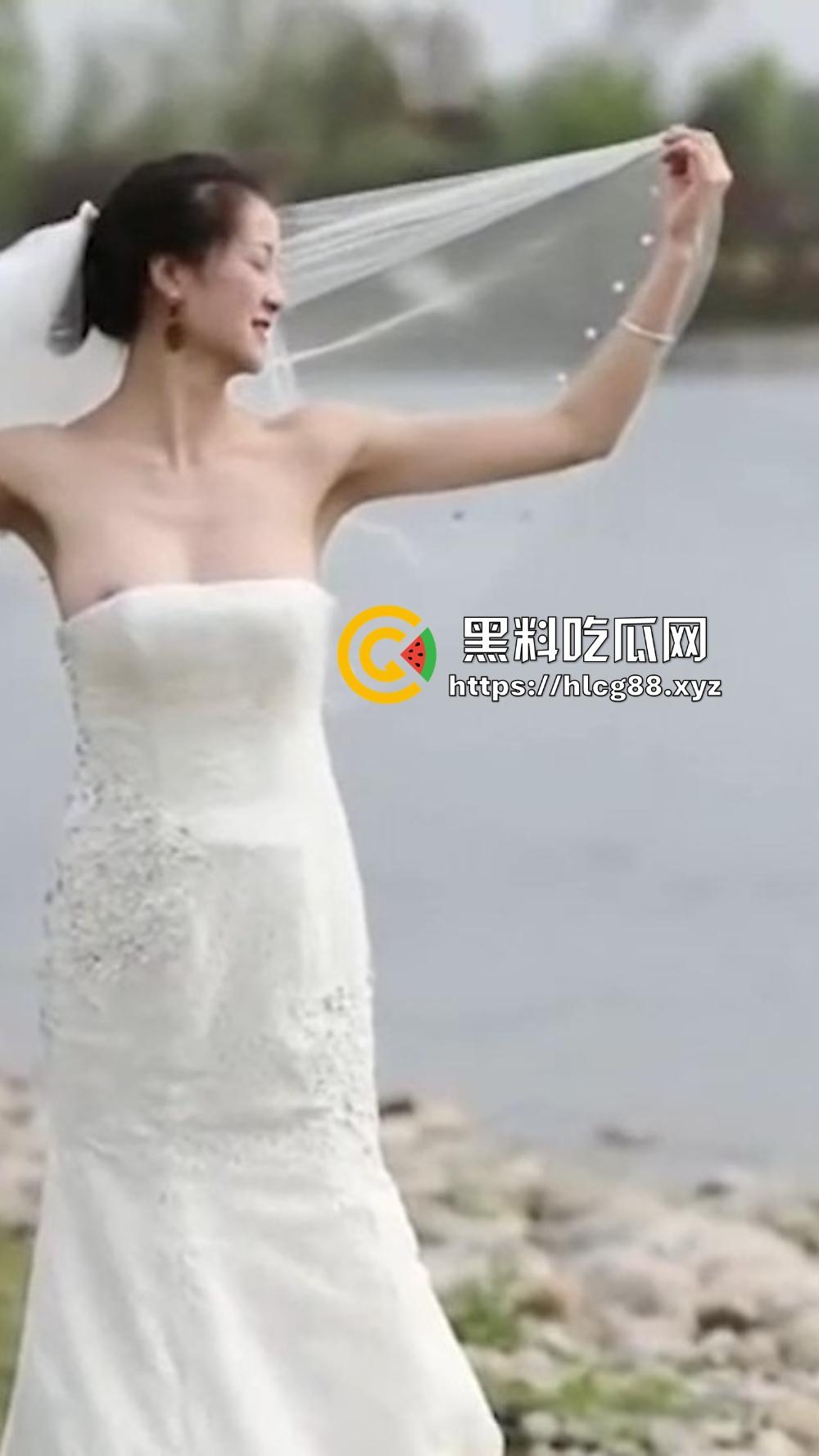 摄影师操眼新娘婚纱外拍,红樱桃奶子甩光,摆骚姿嫩逼勾魂,新娘还在那深情摆POSE毫不知自己走光!-4