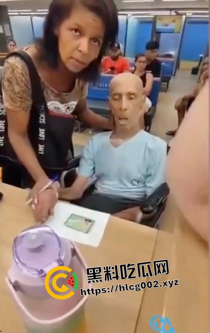 老登快醒醒 死了也要爆金币！巴西女子带已经去世的叔叔尸体去贷款 阎王爷都不敢这么玩-2