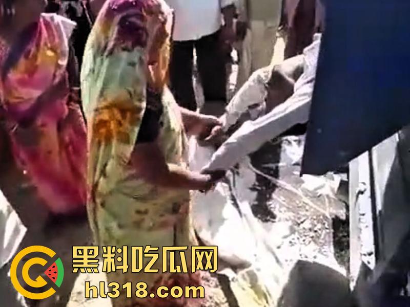 印度农场突发事故，男子偷闲抽烟时，遭同伴恶搞吓唬，竟意外卷入收割机，胸部以下被当场碾碎！-6