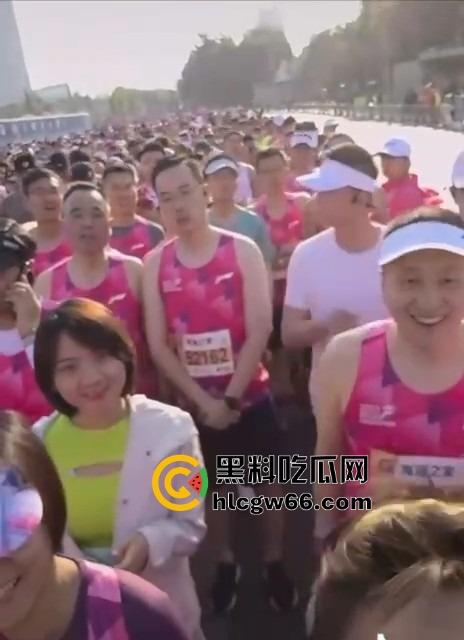 无锡马拉松直播变出轨大赏？远光软件董事长陈利浩牵手人妻边跑边秀恩爱，全国人民抖音围观奸夫淫妇！-8