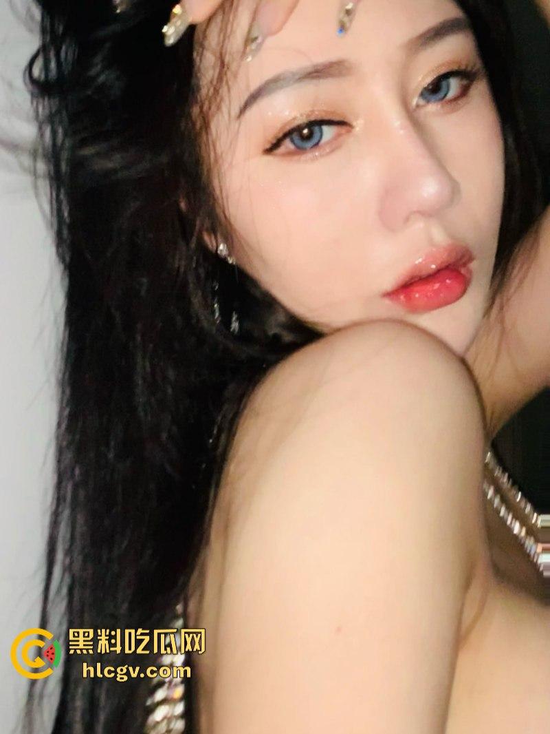 抖音高颜值极品身材网红【不爱笑的赛琳】 高跟美腿迷人蜜桃翘臀 各种诱人姿势大饱眼福-2