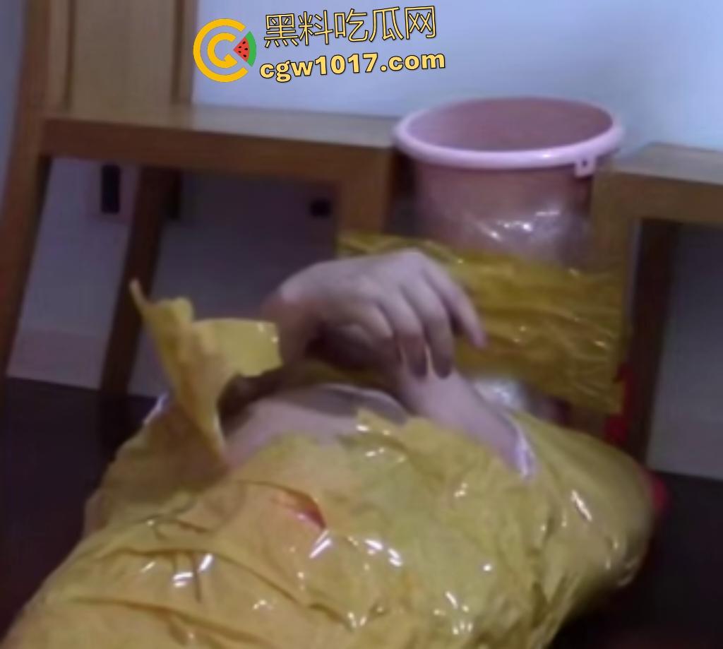 你用过人形马桶吗?帅男全身被胶带绑成木乃伊,躺地上被女孩轮流拉屎拉尿用头接,手搞小动作被拖鞋抽!-2