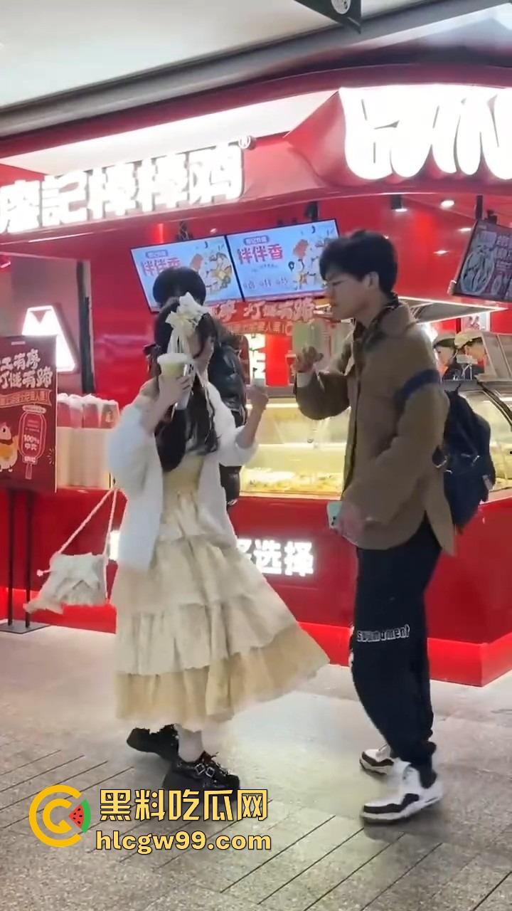 洛丽塔小仙女劈腿实锤，脚踏两只船，花着这个的钱睡着那个的，还在廖记棒棒鸭装委屈，双标程度离谱！-4