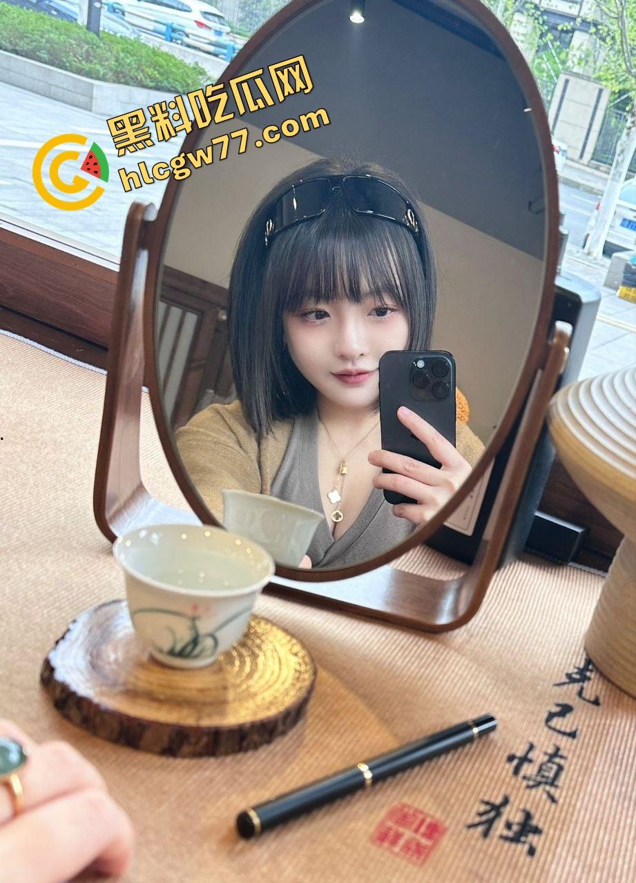 长沙女高『杨娜』白天是人晚上是牲口，被包养后成了舔蛋接精不戴套的高级母狗！-3