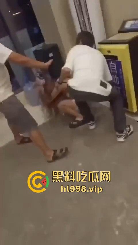 某红书的集美们炸了！好战友被臭男人暴打，结果竟是她乱吐口水惹的祸？-8
