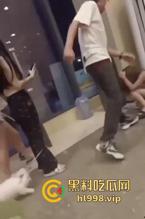 某红书的集美们炸了！好战友被臭男人暴打，结果竟是她乱吐口水惹的祸？-10