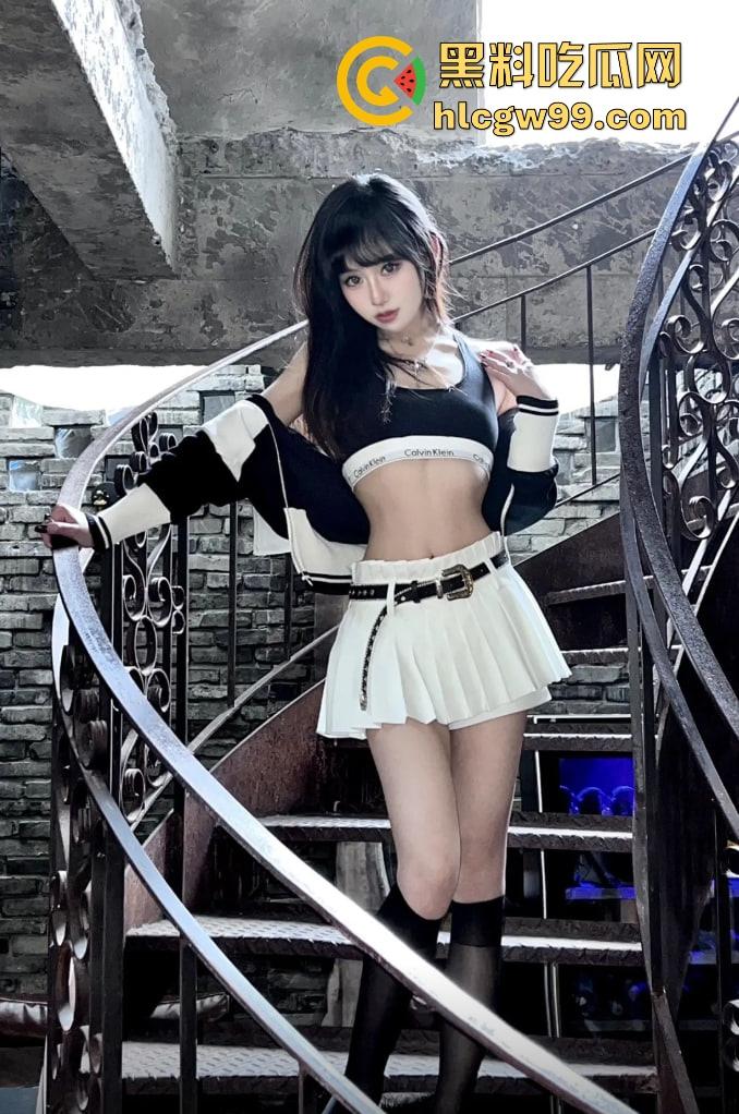 抖音【MomentofBlue】被锤高级外围，身价曝光2000一刺5K包夜，粉丝群发裸照撩骚这货玩得够花！-5