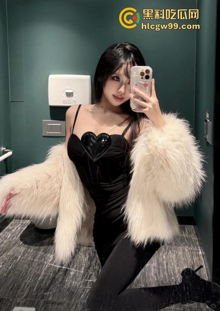 抖音【MomentofBlue】被锤高级外围，身价曝光2000一刺5K包夜，粉丝群发裸照撩骚这货玩得够花！-15