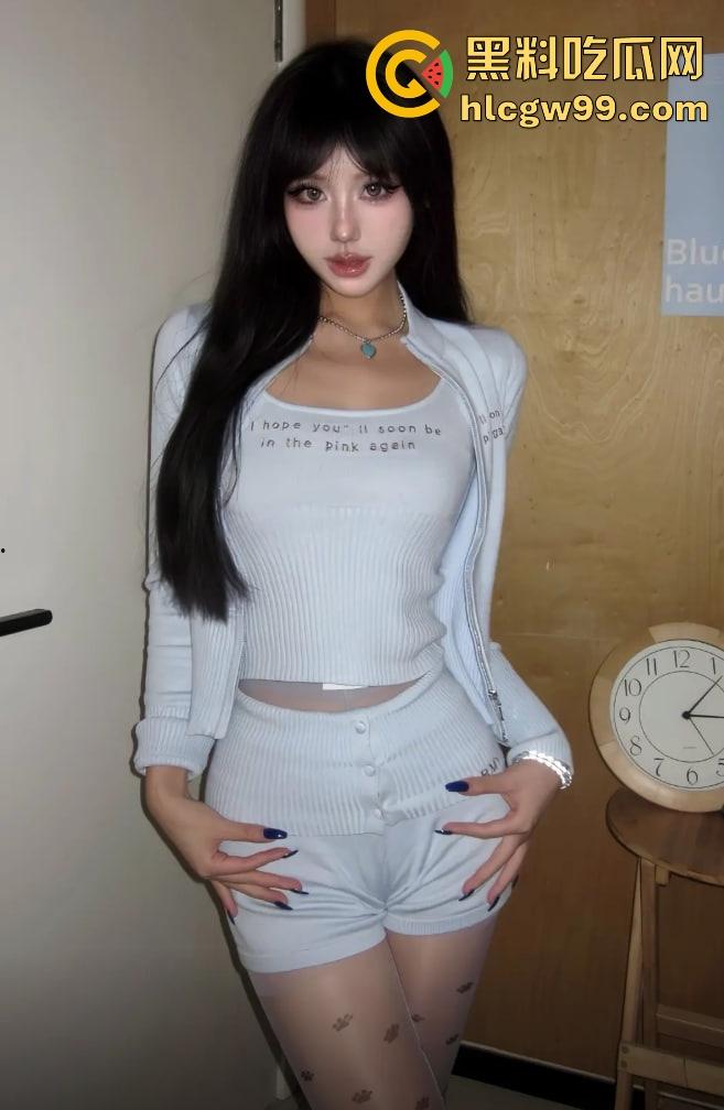 抖音【MomentofBlue】被锤高级外围，身价曝光2000一刺5K包夜，粉丝群发裸照撩骚这货玩得够花！-24