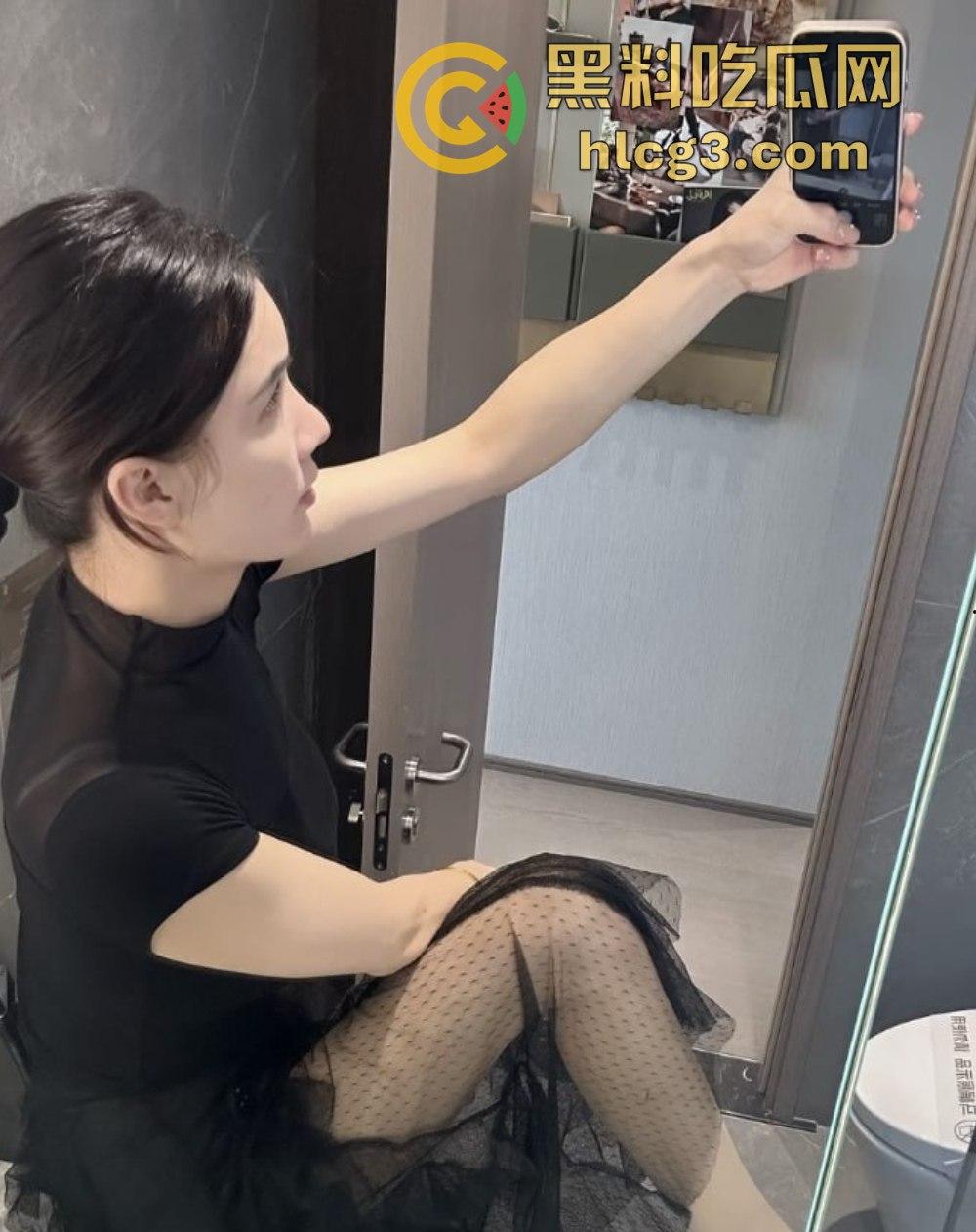 快手网红空姐少妇『是邹琳吖』空姐制服诱惑！露点露脸啪啪自慰私拍视频合集曝光！-5