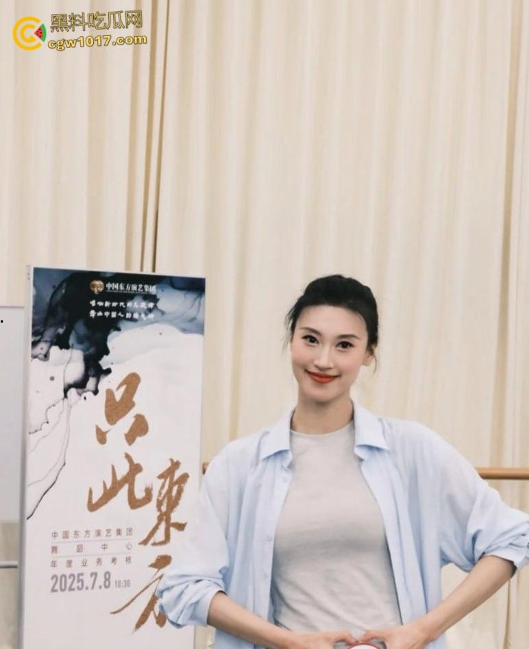 东方演艺集团舞蹈演员，与男友做爱自拍泄密，娴熟口技深喉舔屌，女上位骑乘狂操，浓精颜射嘴脸！-1