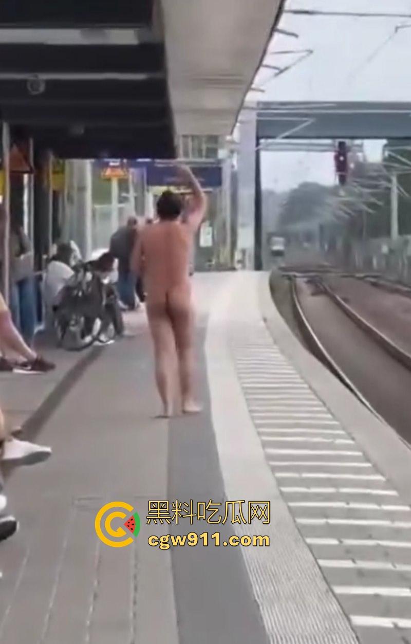 海外男子站台裸奔自杀，下定决心跳轨被火车碾压，身体碎片散落满地，画面血腥胆小勿入！-3